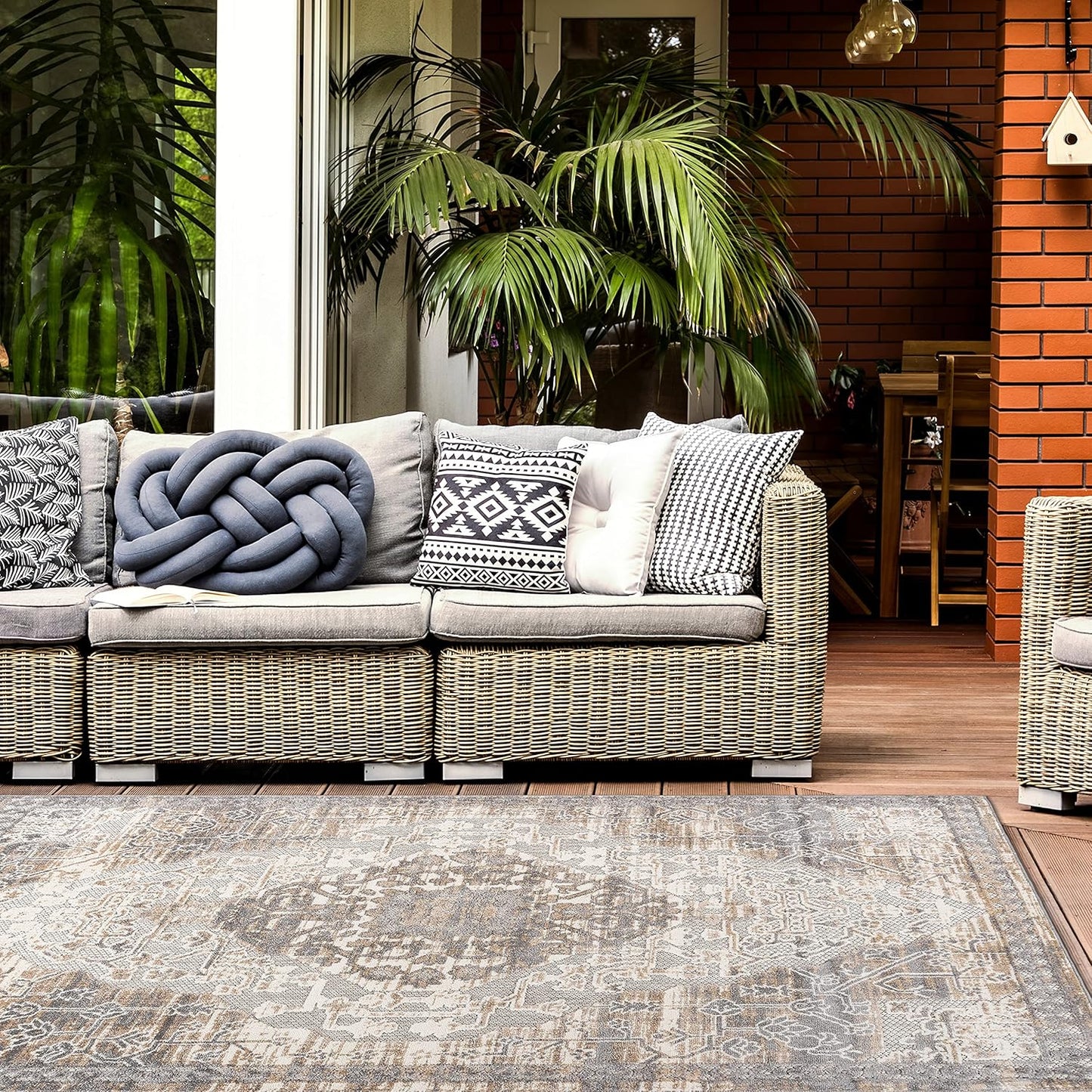 Distressed Traditional Indoor/Outdoor Area Rug 5' X 7' Beige